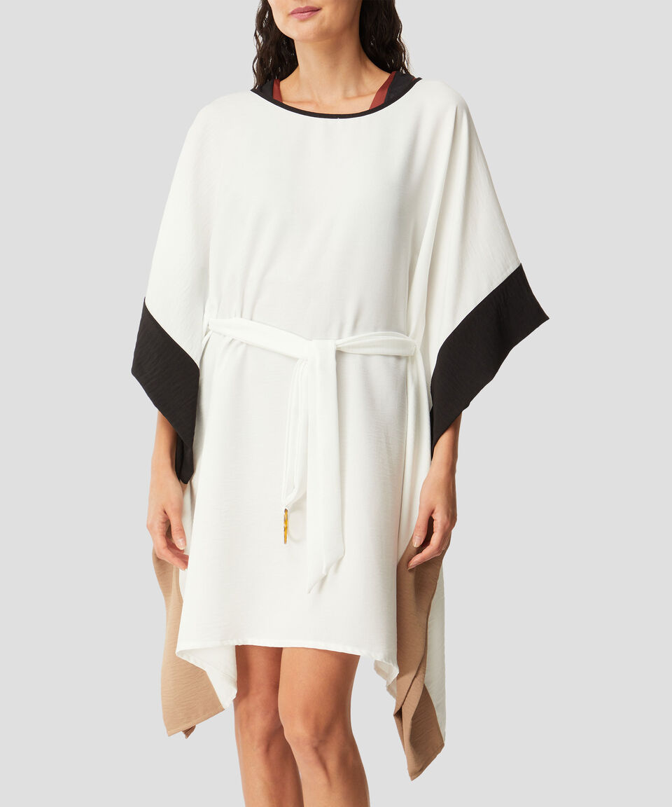 BRISA-731 |  Blusón blanco, negro y camel, corte de manga murciélago en bloques de color con cinturón y hebilla dorada.