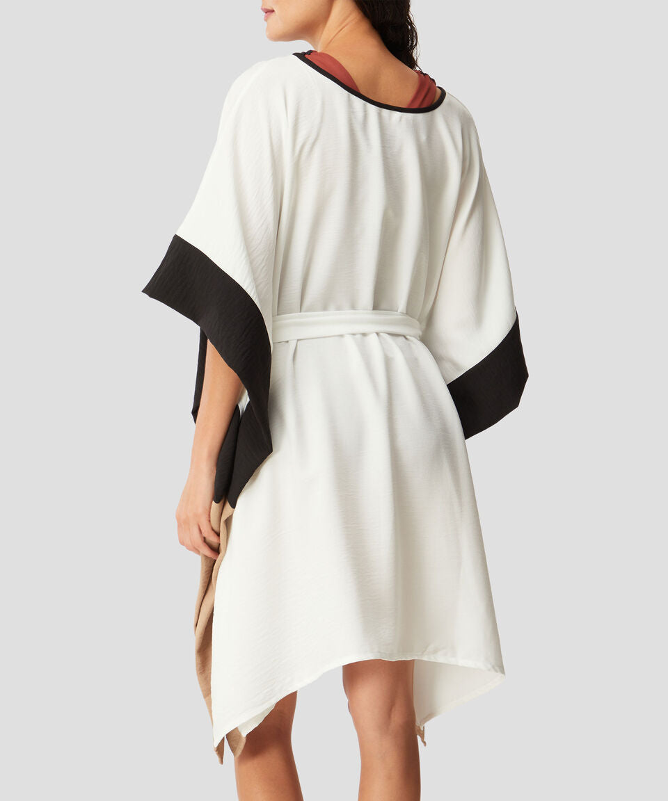 BRISA-731 |  Blusón blanco, negro y camel, corte de manga murciélago en bloques de color con cinturón y hebilla dorada.